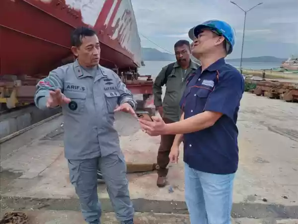 Kazona Timur Tinjau Progress Docking KN Ular Laut 405