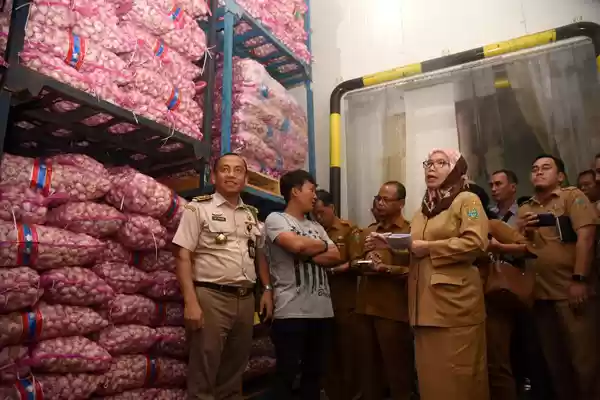 Sidak Gudang Bawang Putih dan Gula,  Sabrina Minta Pedagang Tidak Naikkan Harga