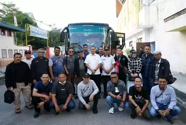 Kadis Kominfo Lepas Keberangkatan Kontingen PWI Tebingtinggi ke HPN Banjarmasin