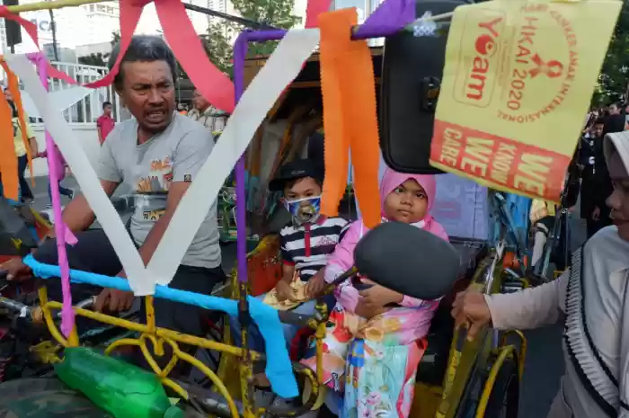 Sumringah Anak-anak Survivor Kanker saat Pawai Becak hingga Berpose di atas Moge