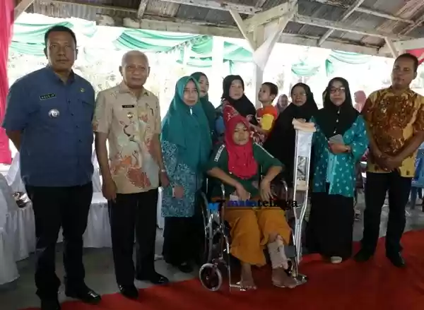 Kegiatan Pembinaan Kampung KB Asahan, H.Surya Serahkan 298 Lembar Akte Kelahiran