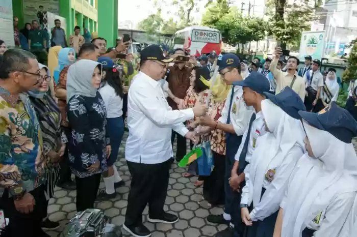 Akhyar Ajak Siswa UPT SMPN 7 Medan Tanam dan Pelihara Pohon