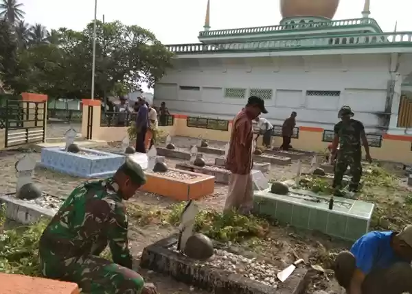 Wujud Bhakti Kepada Pahlawan, Satgas Yonif RK 136/TS Kerja Bakti di TMP