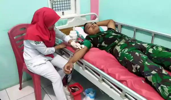 Butuh Golongan Darah B Tiga Personel TNI Donorkan Darah Bagi Pasien Penderita Anemia