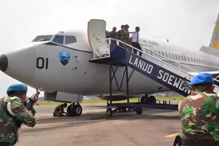 Pesawat Tempur TNI AU Force Down Pesawat Asing Di Lanud Soewondo