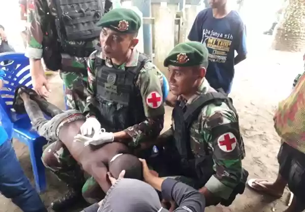 Tim Kesehatan Satgas Yonif 755 Kostrad Bantu Sembuhkan Yakob Putra Daerah Papua