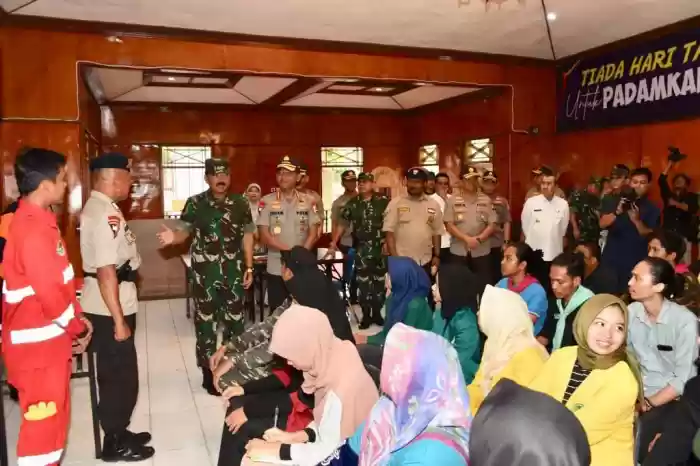  Panglima TNI Tinjau Posko Relawan Karhutla di Riau