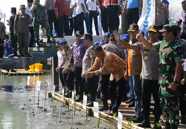 Polri Peduli Penghijauan Pantai dan Penguatan Ekonomi Masyarakat Pesisir