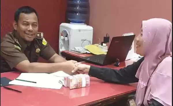 Terpidana Korupsi Sekolah MAN Serahkan Uang Pengganti Rp 53.443.030 ke Kejari Pematangsiantar 