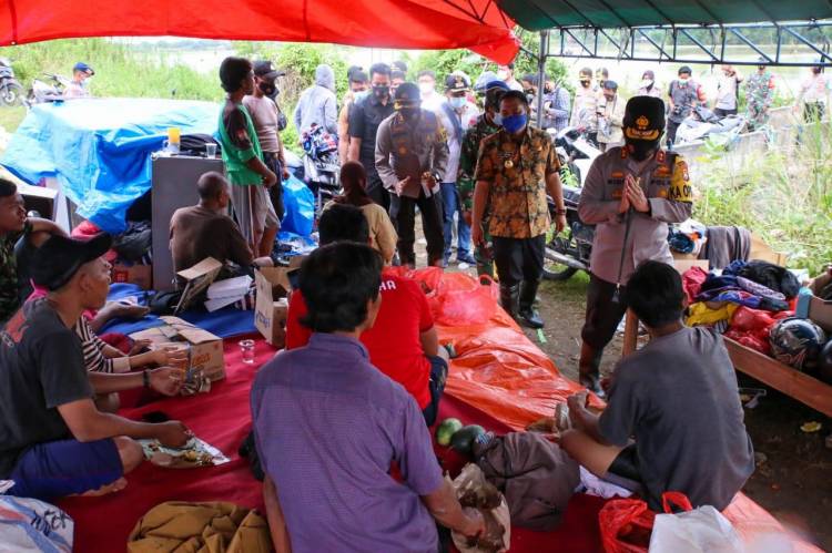Menemui Korban Banjir Sedang Makan Nasi Bungkus, Kapolda Jatim: Nasi Itu Yang Juga Biasa Saya Makan