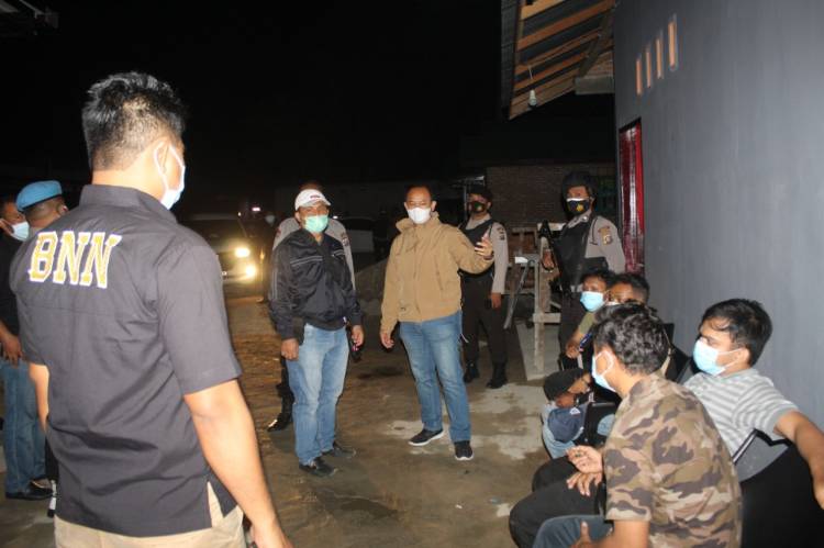 Polres Labuhanbatu Gabung BNNK Grebek Hans Station amankan 7 Orang Karyawan
