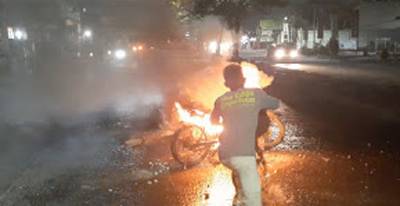 Becak Bermotor Pencari Barang Bekas Terbakar di Tengah Jalan