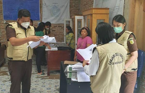 Lengkapi Berkas Penyidikan, Cabjari Pancurbatu Geledah Kantor Desa Salabulan