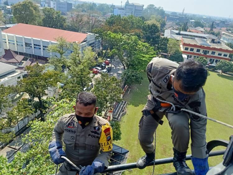 Tingkatkan Kemampuan SAR, Kompi 1 Batalyon A Pelopor Sumut Latihan Rappelling