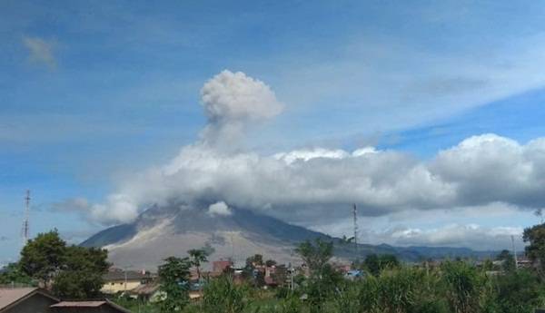 Kamis Pagi, Erupsi Sinabung Muntahkan Kolom Abu 1,5 KM