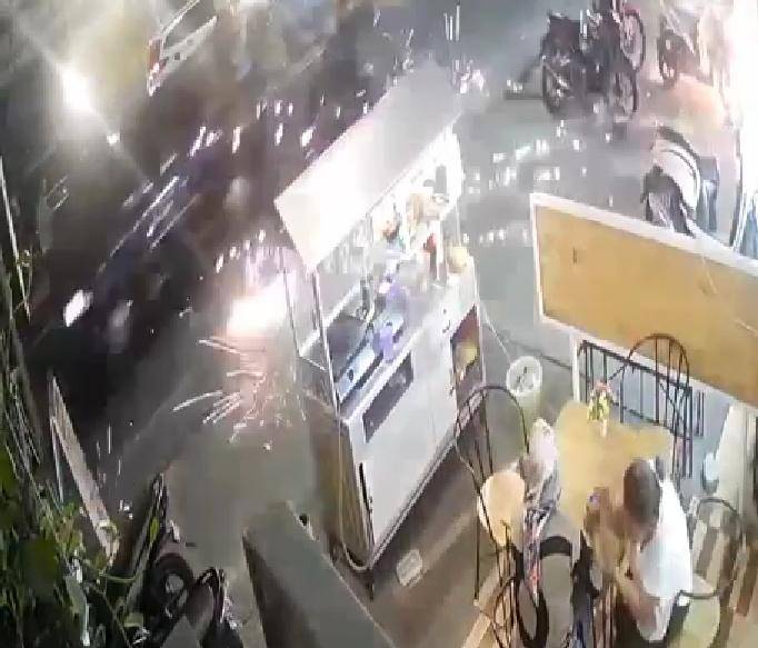Viral di Medsos, Oknum Anggota OKP Serang Pedagang Ayam Penyet Dengan Mercon