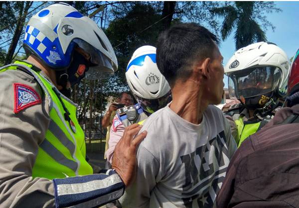 Polisi Ringkus dan Pukul Seorang Pengendara, Diduga Melarikan Barbut