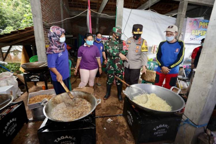 Bhayangkari, Persit Kartika Chandra dan Relawan Bersinergi Membantu Masyarakat di Posko Pengungsian