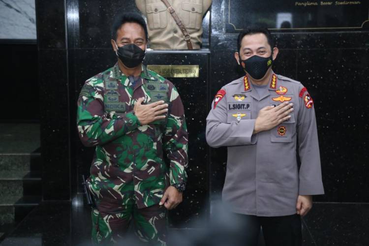 Kapolri Jenderal Listyo Sigit Prabowo Mengunjungi KSAD Jenderal TNI Andika Perkasa