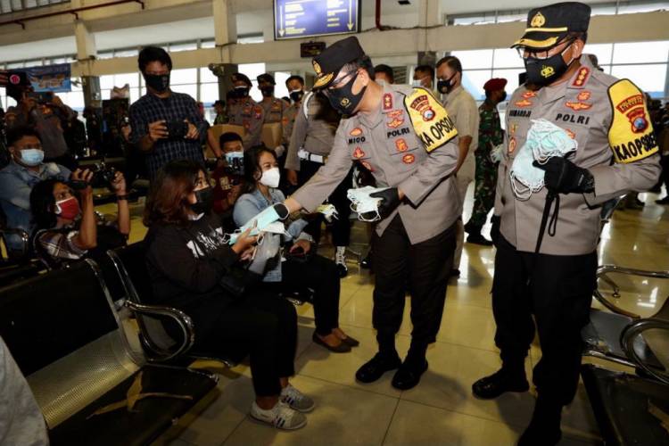 Pangdam V Brawijaya, Pangkoarmada II dan Kapolda Jatim tinjau Protokol Kesehatan dan membagi 10.000 masker serta 300 paket sembako