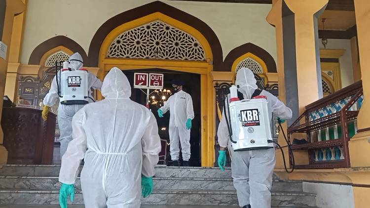 Brimob Polda Sumut Gencarkan Penyemprotan Disinfektan di Lokasi Objek Wisata*