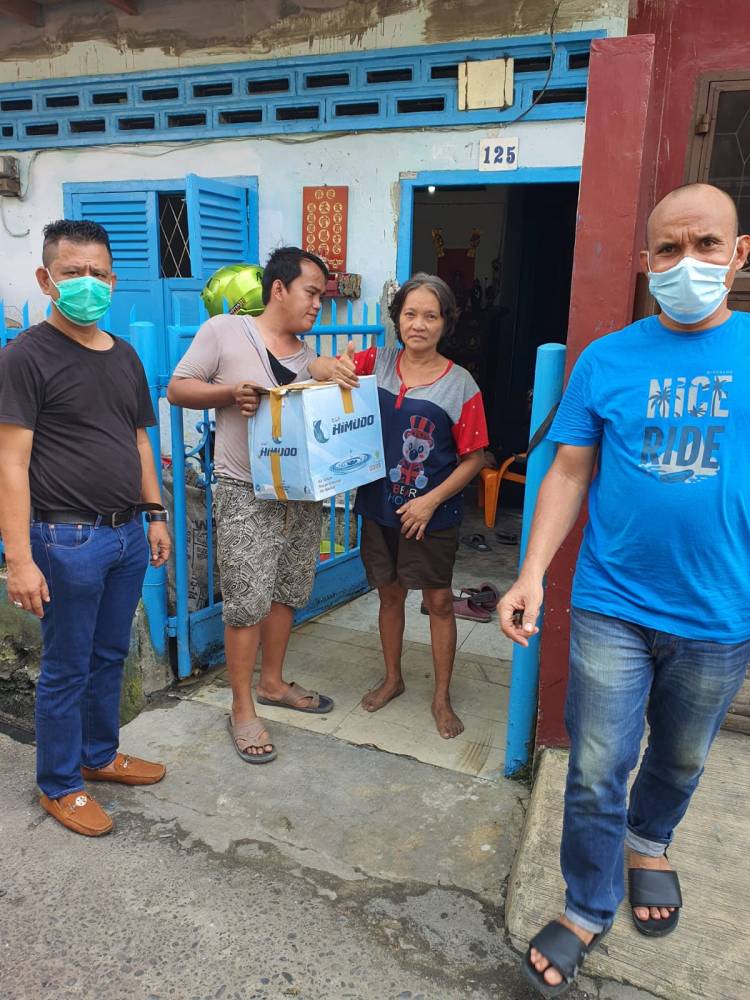 Bagikan Puluhan Paket Sembako Untuk Warga Kurang Mampu
