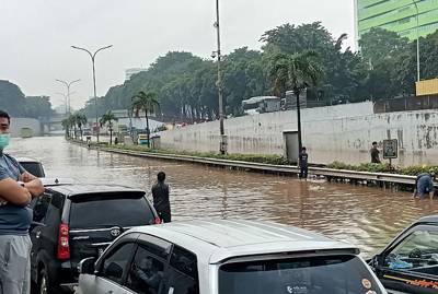 Banjir Jalan Tol Jadi Tontotan Bagi Pengguna Jalan