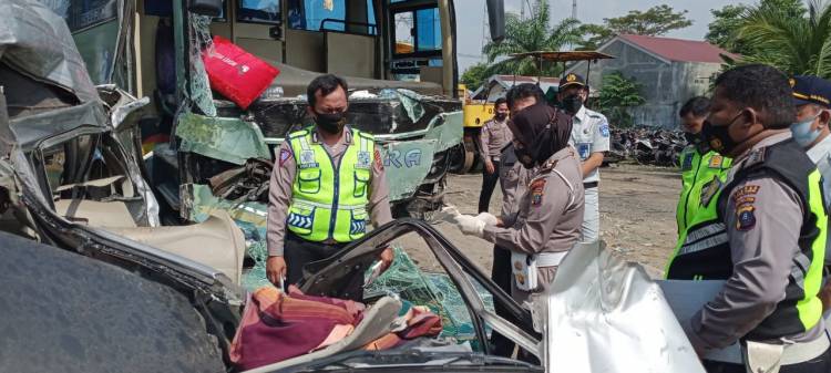 Pasca Tabrakan Tewaskan 9 Orang Di Tebing Tinggi  Dirlantas Polda Sumut Lakukan Olah TKP