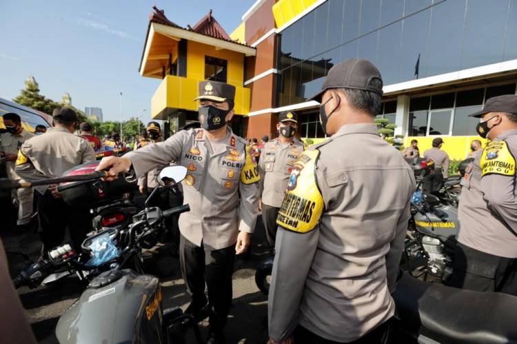 Kapolda Jatim Membagikan 250 Unit Sepeda Motor Dinas dan 2 Unit Ambulance Demi Menunjang Kinerja Bhabinkantibmas