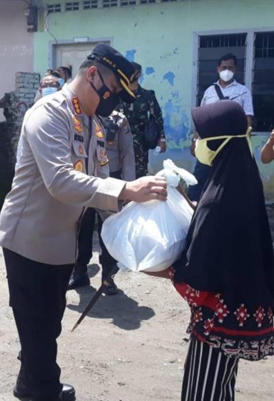 Kapolrestabes Medan dan Dandim Bagi Masker Serta Sembako