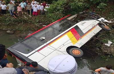 Bus Rombongan Pejabat Kabupaten Agam Masuk Jurang