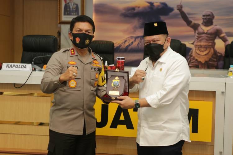 Kapolda Jatim Menerima Kunker dan Silaturahmi Ketua DPD RI di Mapolda Jatim