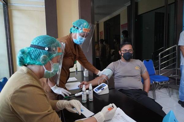 Waka Polres Kompol Sarponi, Orang Pertama Disuntik Vaksin di Kota Tebingtinggi