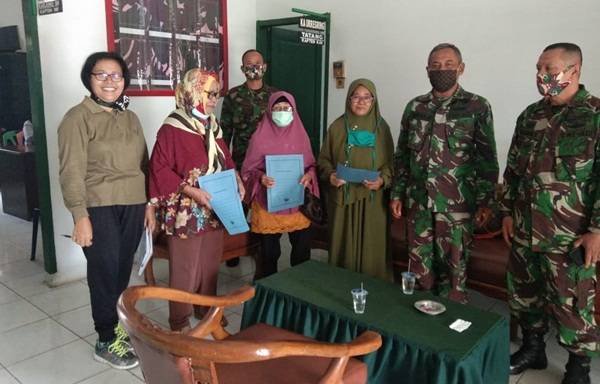 Babinminvetcaddam I/BB  Serahkan 3 Tanda Kehormatan Tunjangan Janda Veteran Seroja