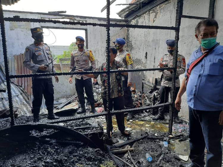Batalyon &ndash; A Pelopor Sat Brimob Polda Sumut Bantu Evakuasi Kebakaran di Binjai Utara