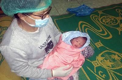 Bayi Berjenis Laki Laki di BUang Teras Rumah Warga, Hingga Geger