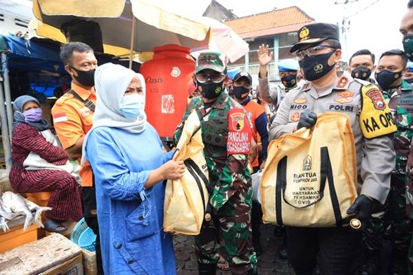 Forkopimda Jatim Bagikan 20 Ribu Masker dan 5 Ribu Paket Sembako di Pasar Ikan Pabean