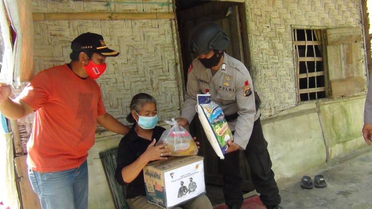 Peduli Warga Terdampak Covid-19, Brimobdasu Batlyon B Pelopor Bagi Sembako