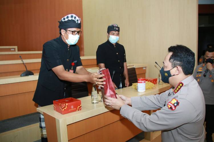 Kapolri Memberi Penghargaan ke Pecalang Bali Karena Berprestasi