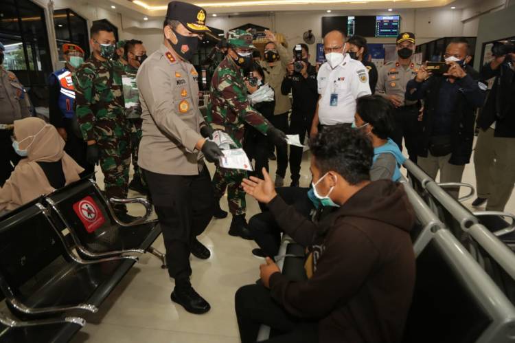 Kapolda Jatim Dan Pangdam V Brawijaya, Melakukan Pengecekan Prokes Di Stasiun Kereta Api Pasar Tur