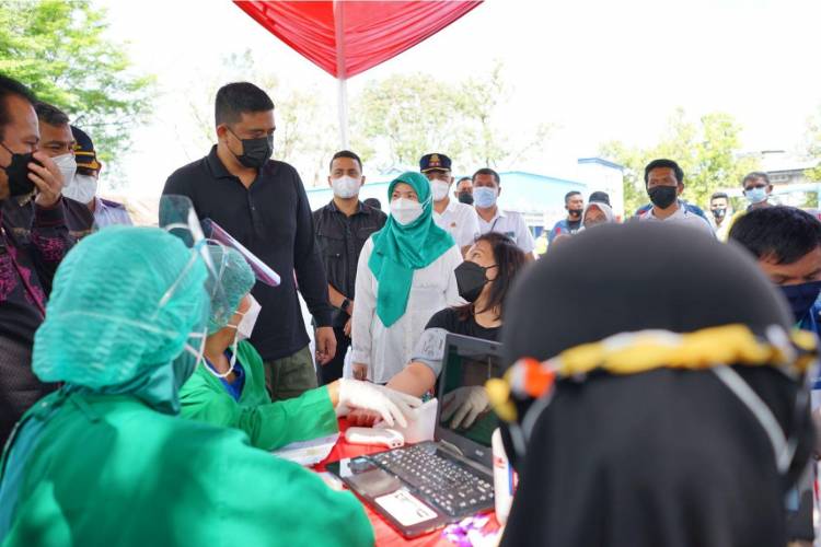 Tinjau Pelaksanaan Vaksinasi Covid-19, Wali Kota Medan Apresiasi Antusias Pedagang