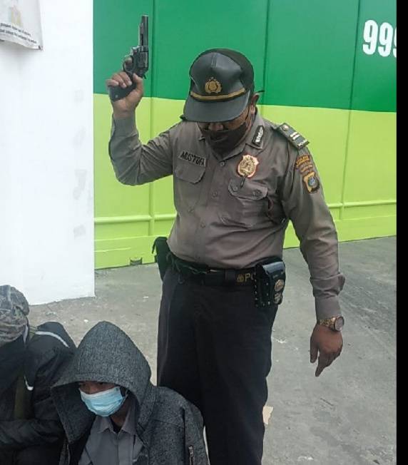 Oknum Perwira di Polsek Hamparan Perak Acungkan Senjata Api Pada Buruh Pabrik  Yang Berdemo