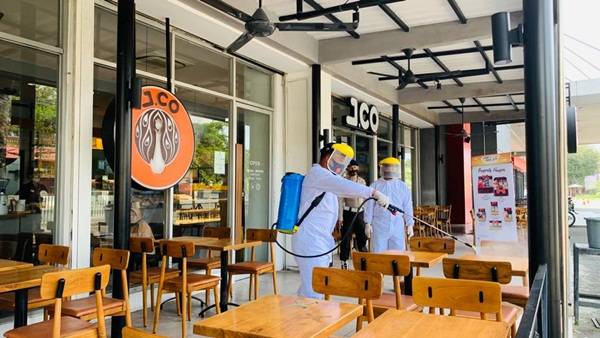 Batalyon B Pelopor  Brimob Poldasu Rutin Lakukan Penyemprotan Disinfektan dan Himbauan Prokes