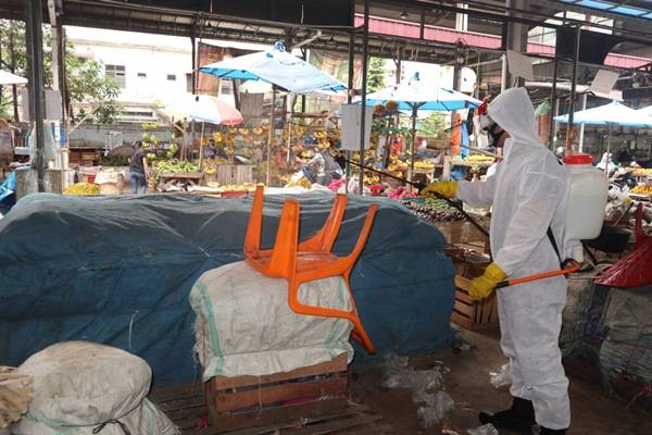 Cegah Covid-19, Brimob Polda Sumut Sterilkan Pasar Raya MMTC Dengan Cairan Disinfektan