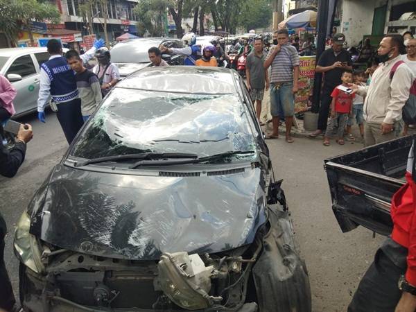 Mobil Sedan Terbalik dan Ringsek Akibat Laka Tunggal di Jalan Brigjen Katamso