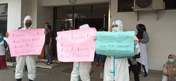 Kenakan Pakaian APD, Nakes RSU Permata Bunda Demo Tagih Gaji