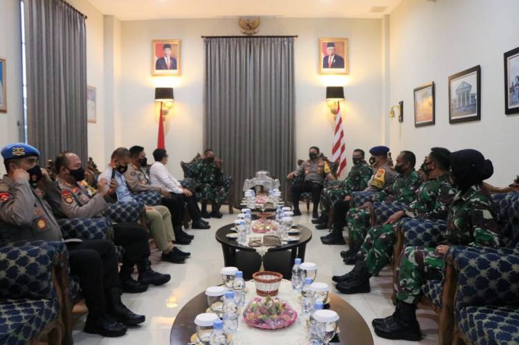 Kapolda Jatim Jalin Silaturahmi Dengan Gubernur AAL Laksda TNI Tunggal Suropati