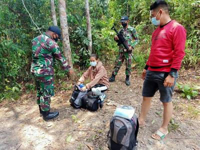 Satgas Pamtas RI-Malaysia Yonif 642 Amankan Puluhan Botol Miras dan 10 PMI Non Prosedural