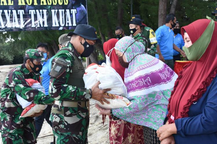 Danjen Kopassus Tanam 500 Mangrove dan Bagikan Sembako di Pulau Karya