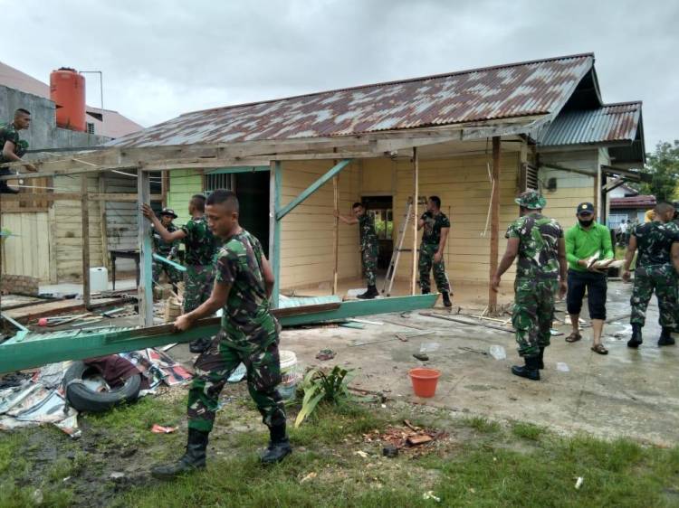 Tangis Haru Umi Kalsum Pecah, Terima Bantuan Rumah Baru Dari Danyonif 132/BS dan Pepabri PAC Salo